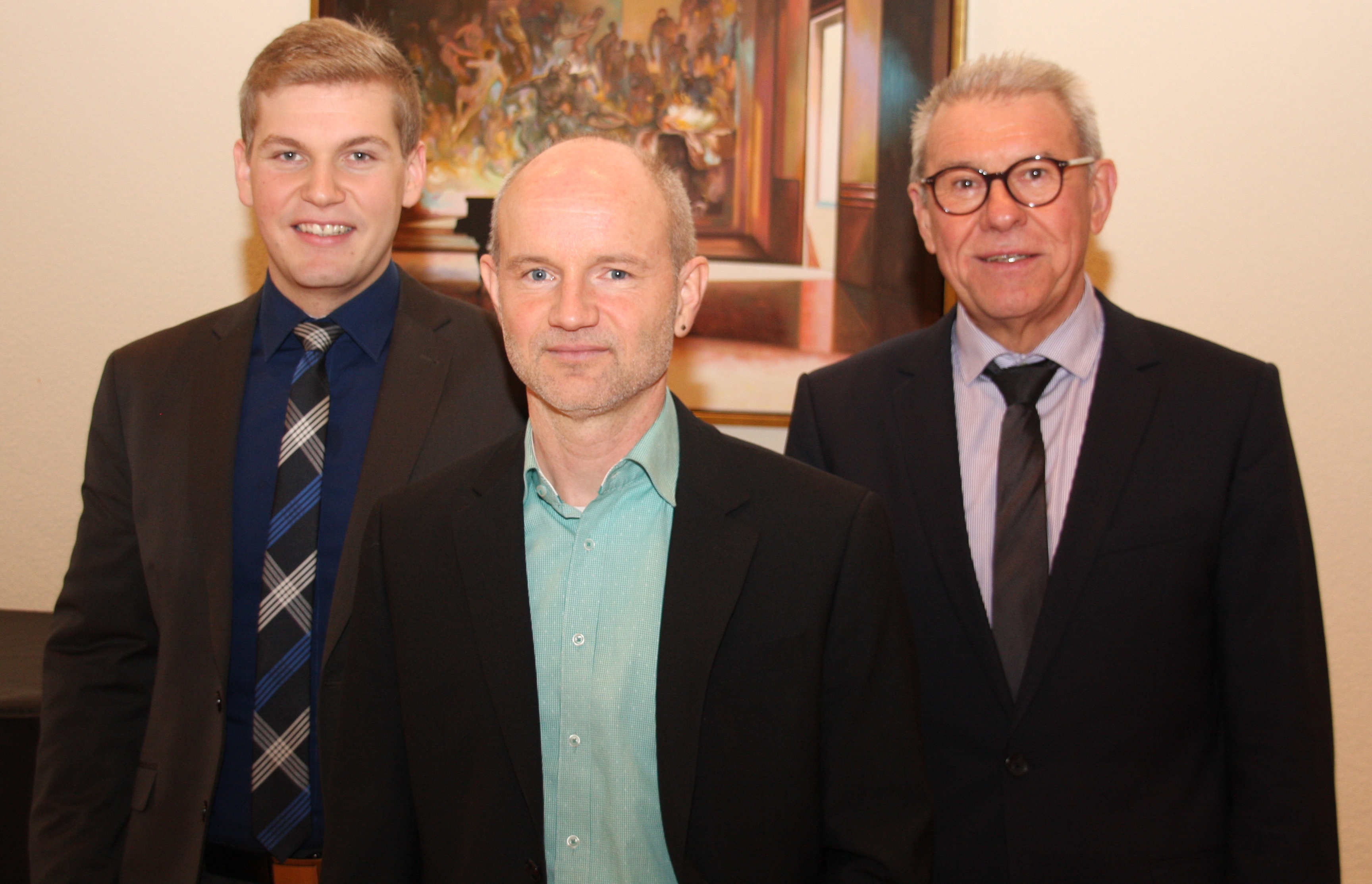Der stellvertretende Geschäftsführer Maik Schwendemann (links) und Bürgermeister Heinz Winkler (rechts) stellten im Haus der Musik den neuen Dirigenten Georg Schnurr vor.
